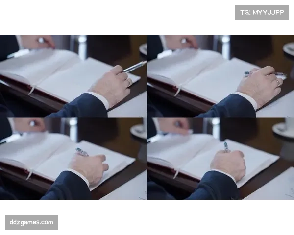 特写：镜头捕捉到摩纳哥教练组实时通过平板电脑向场内传递压迫指令