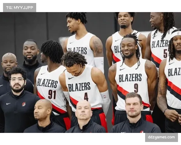 开拓者拍摄全家福：克林根C位，杨瀚森身旁，利拉德站角落